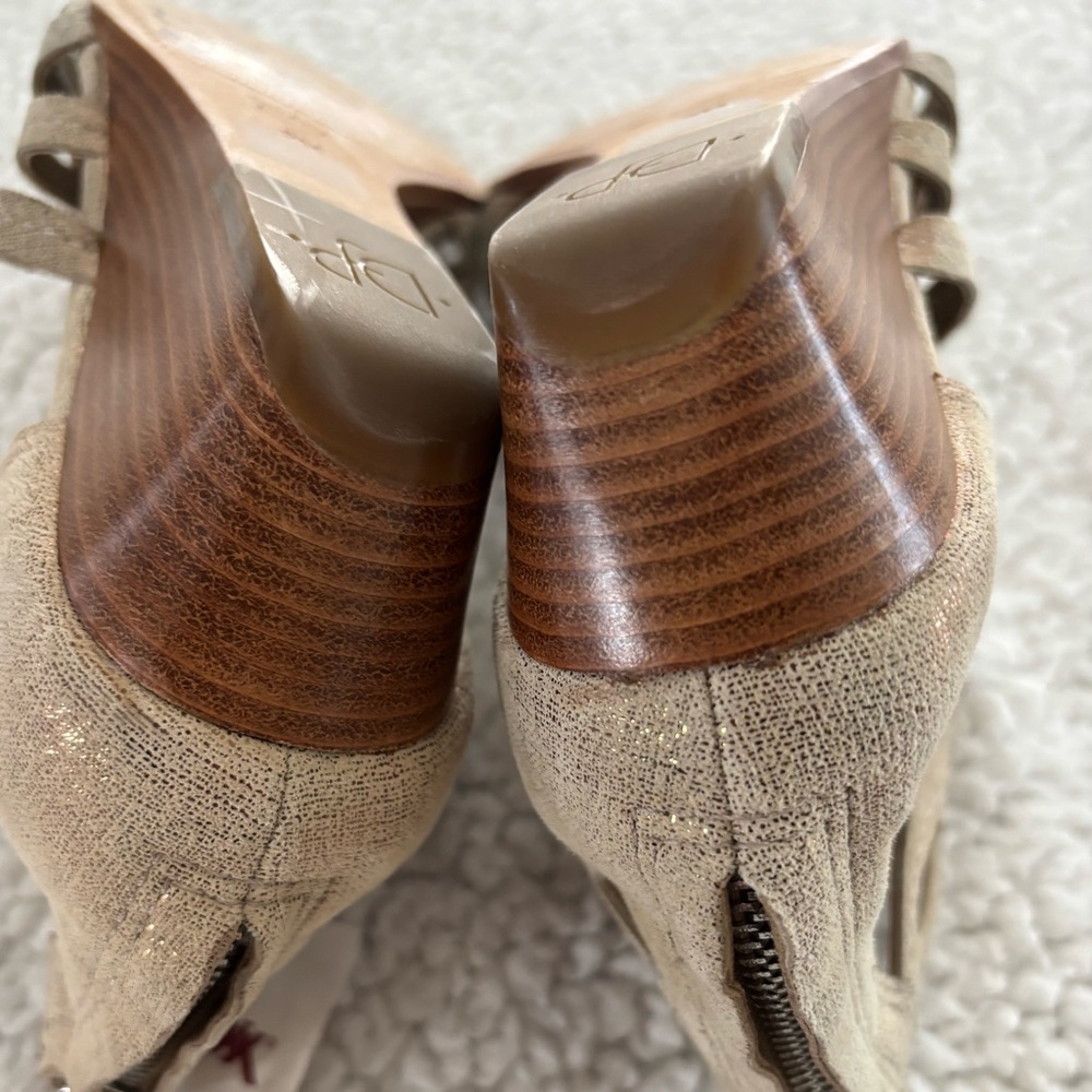 DONALD J. PLINER Wedge Strappy Sandals Beige w/metallic finish. Sz 9. Back Zip. - Picture 9 of 12